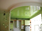 Зеленый натяжной потолок на кухне.