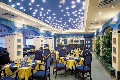 Синий сатиновый (матовый) натяжной оптолок и много светильников в нем. Ресторан.