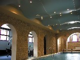 Натяжной потолок с волной в бассейне