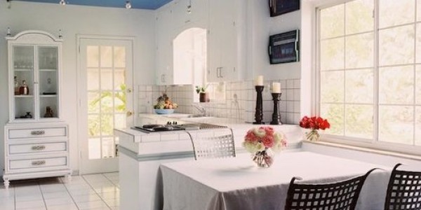 Синий натяжной потолок на кухне