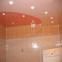 Ванная комната. Розовый натяжной потолок