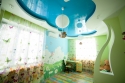 Голубой глянцевый потолок в детской комнате