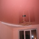 Розовый натяжной потолок в гостиной