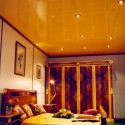 Уютная спальня с натяжным потолком