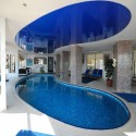 Овальный синий натяжной потолок в бассейне