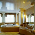 Белый глянцевый потолок в роскошной ванной