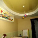 Потолок в детской комнате горчичный