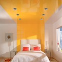 Яркий желтый потолок в спальне