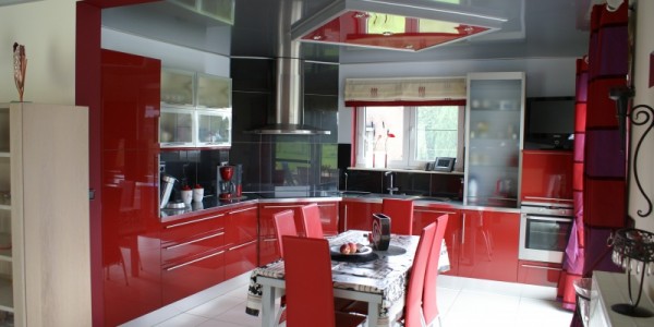 Красный глянцевый натяжной потолок на кухне