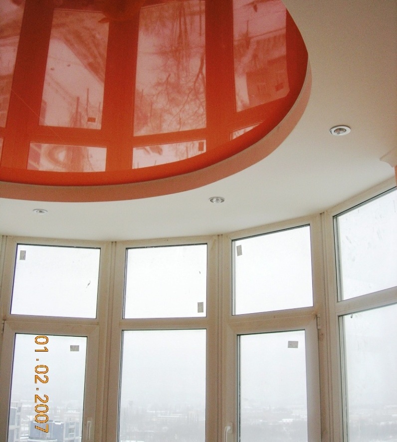 Оранжевый натяжной потолок в спальне